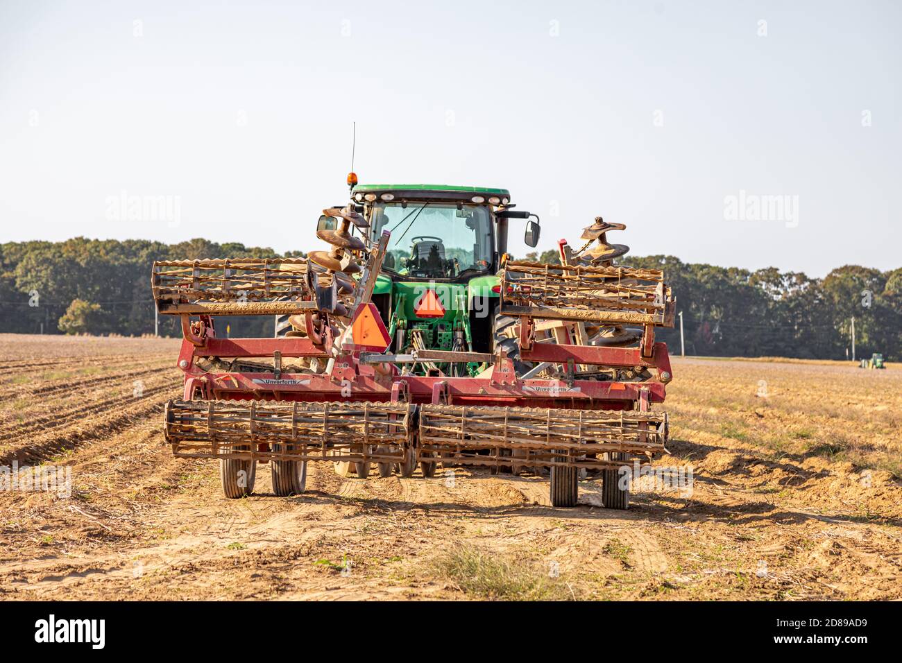 Trattore agricolo di grandi dimensioni e attrezzatura vista da dietro Foto Stock
