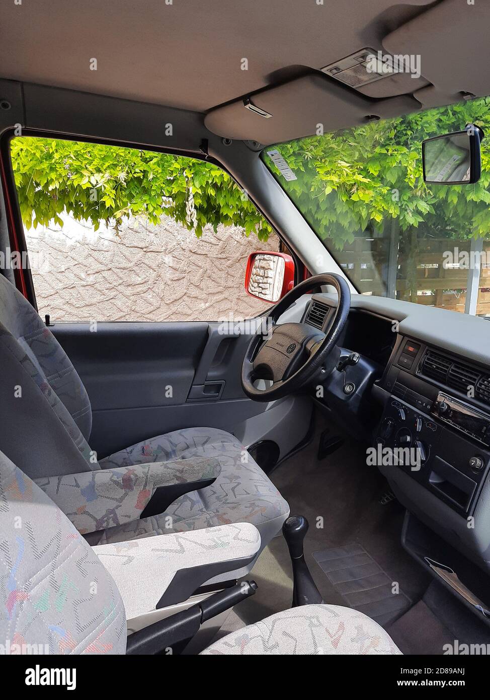 Bordeaux , Aquitaine / France - 10 20 2020 : interni sedili anteriori Volkswagen Multivan cabina vw t4 tipo 4 Foto Stock