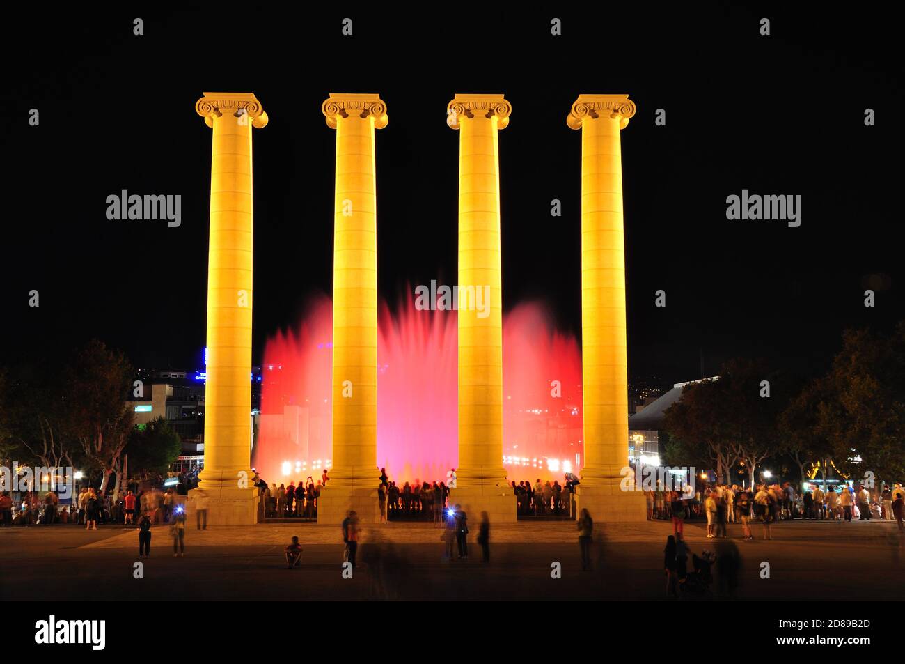 Lo spettacolo notturno della Fontana Magica di Montjuïc a Barcellona. Spagna Foto Stock