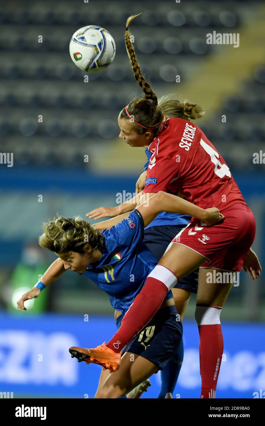 Valentina Giacinti (Italia)Rikke Sevecke (Danimarca) in occasione della partita UEFA 'Women's Euro 2022 England Qualifications' tra Italia 1-3 Danimarca allo stadio Carlo Castellani il 27 ottobre 2020 a Empoli, Italia. Credit: Maurizio Borsari/AFLO/Alamy Live News Foto Stock