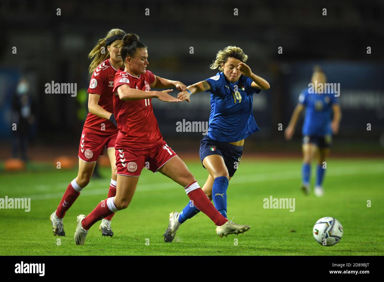 Katrine Veje (Danimarca)Valentina Giacinti (Italia) in occasione della partita UEFA "Donne Euro 2022 Inghilterra Qualifiche" tra Italia 1-3 Danimarca allo stadio Carlo Castellani il 27 ottobre 2020 a Empoli, Italia. Credit: Maurizio Borsari/AFLO/Alamy Live News Foto Stock