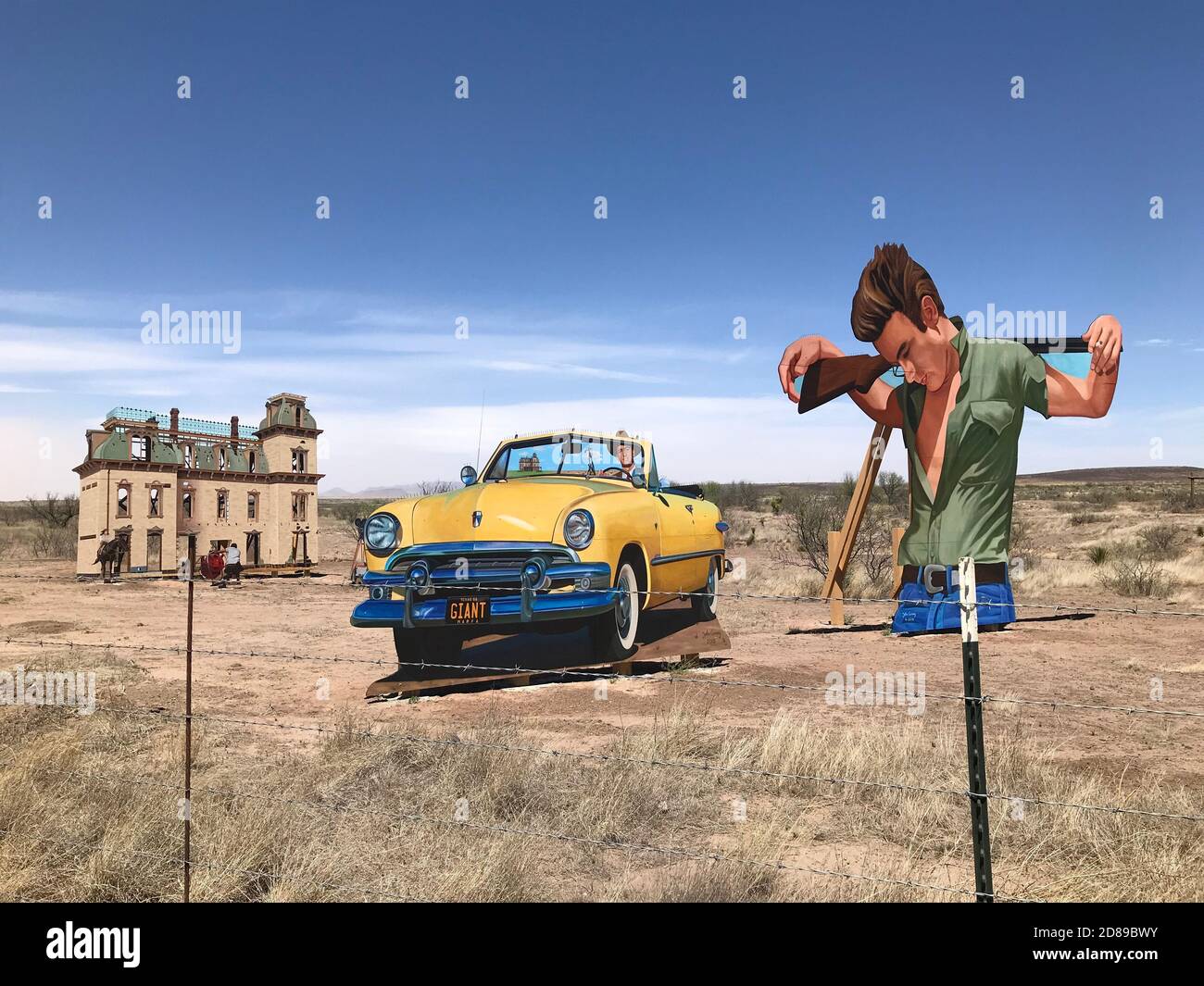 Questa arte a bordo strada vicino a Marfa, Texas, rende omaggio al film "Gigante", con James Dean e Liz Taylor. Gigante reso Marfa Texas famoso. Foto Stock