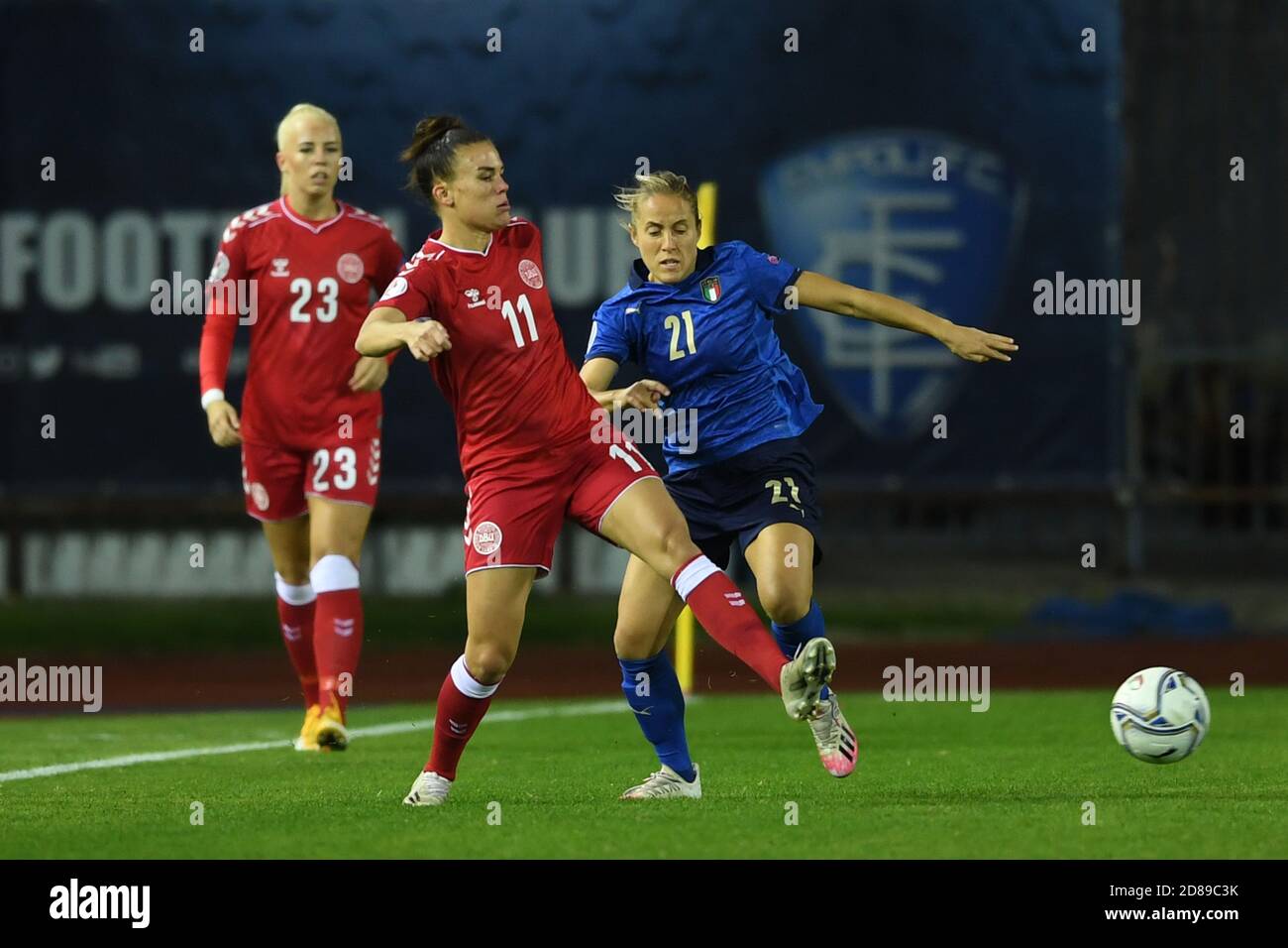Valentina Cernoia (Italia)Katrine Veje (Danimarca) durante la partita UEFA 'Donne Euro 2022 Inghilterra Qualifiche' tra Italia 1-3 Danimarca allo stadio Carlo Castellani il 27 ottobre 2020 a Empoli, Italia. Credit: Maurizio Borsari/AFLO/Alamy Live News Foto Stock