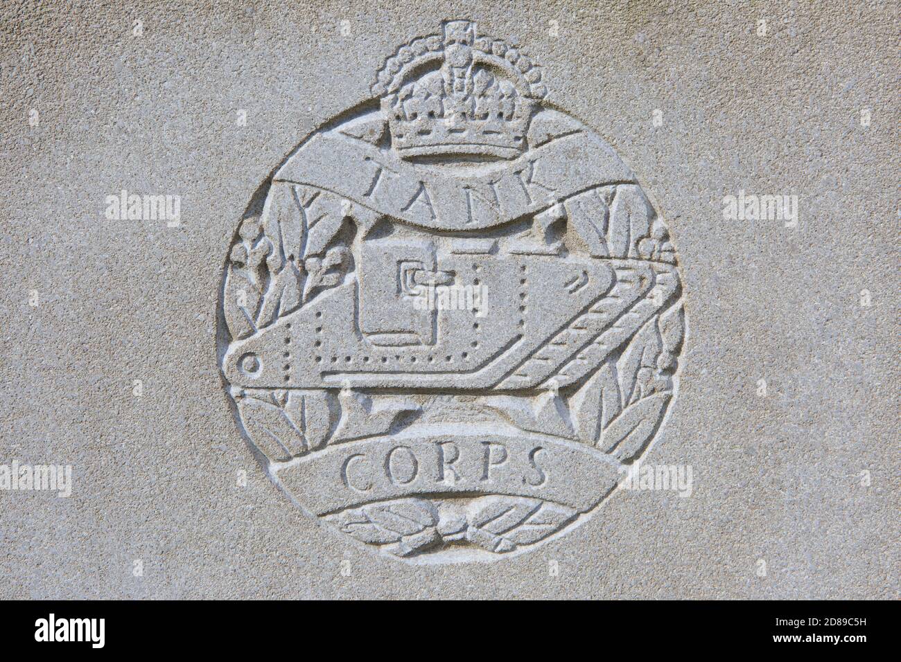 Il Tank Corps (1916-attuale) emblema regimentale su una lapide della prima guerra mondiale al cimitero militare di Lijssenthoek a Poperinge, Belgio Foto Stock