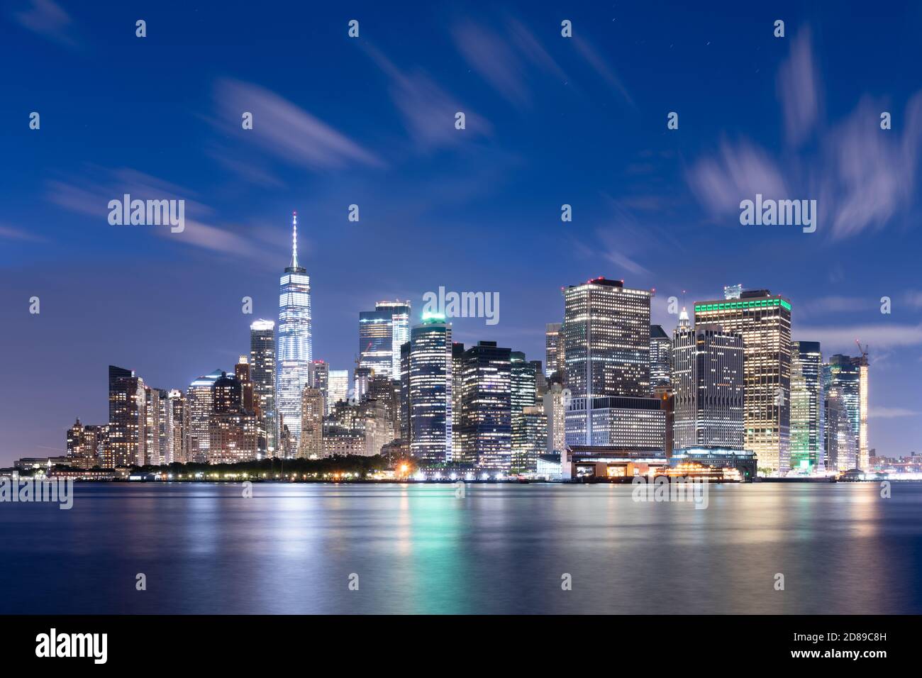 New York City Midtown Manhattan, vista sulla città del fiume est al crepuscolo. Foto Stock