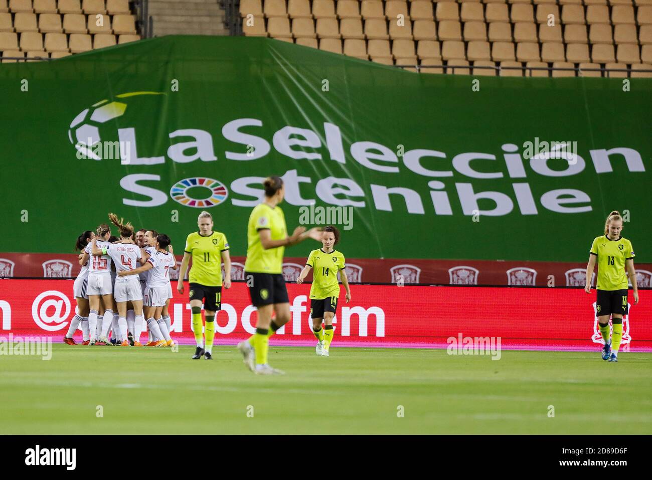 Vicky Losada di Spagna festeggia dopo il suo gol con i compagni di squadra durante la UEFA Women's Euro 2022, qualificante partita di calcio tra Spagna e Ceco C. Foto Stock