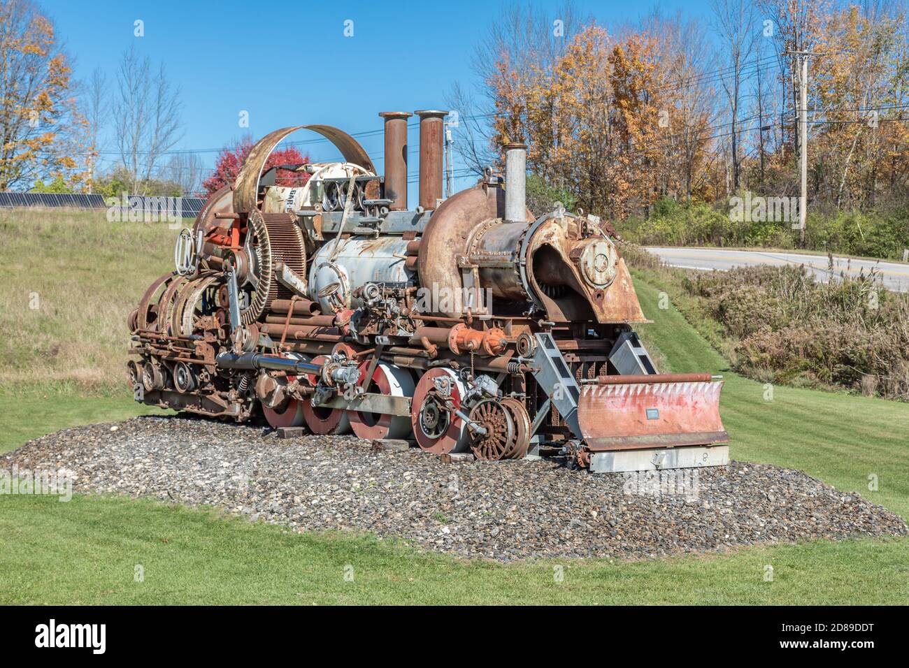 Locomotiva a vapore di dimensioni complete fatta di spazzatura da Guohua Xu in Rutland Occidentale, Vermont Foto Stock