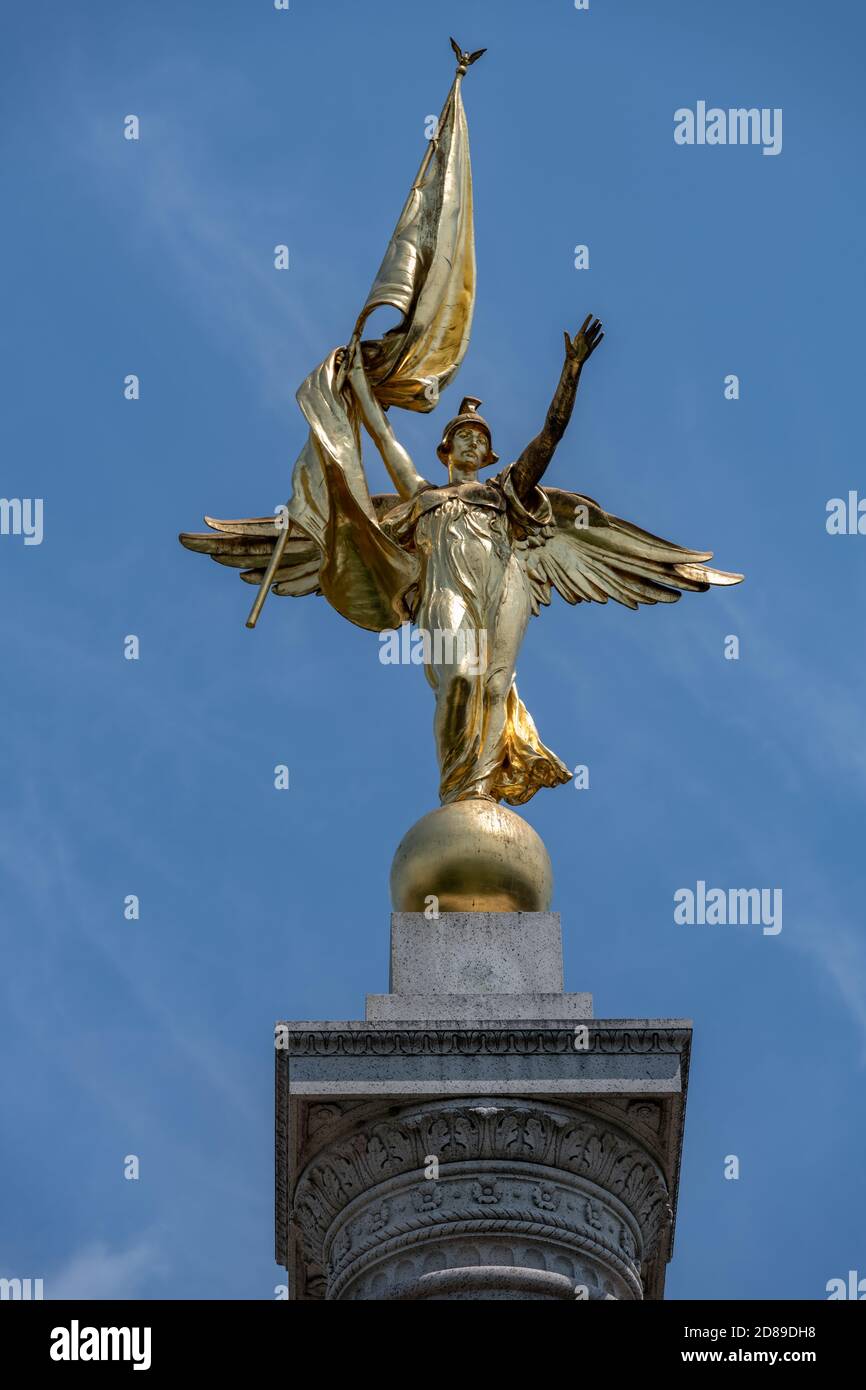 Daniel Chester la scultura della Vittoria Francese si trova in cima al Monumento della prima Divisione di Cass Gilbert del 1924 a Washington DC. Foto Stock