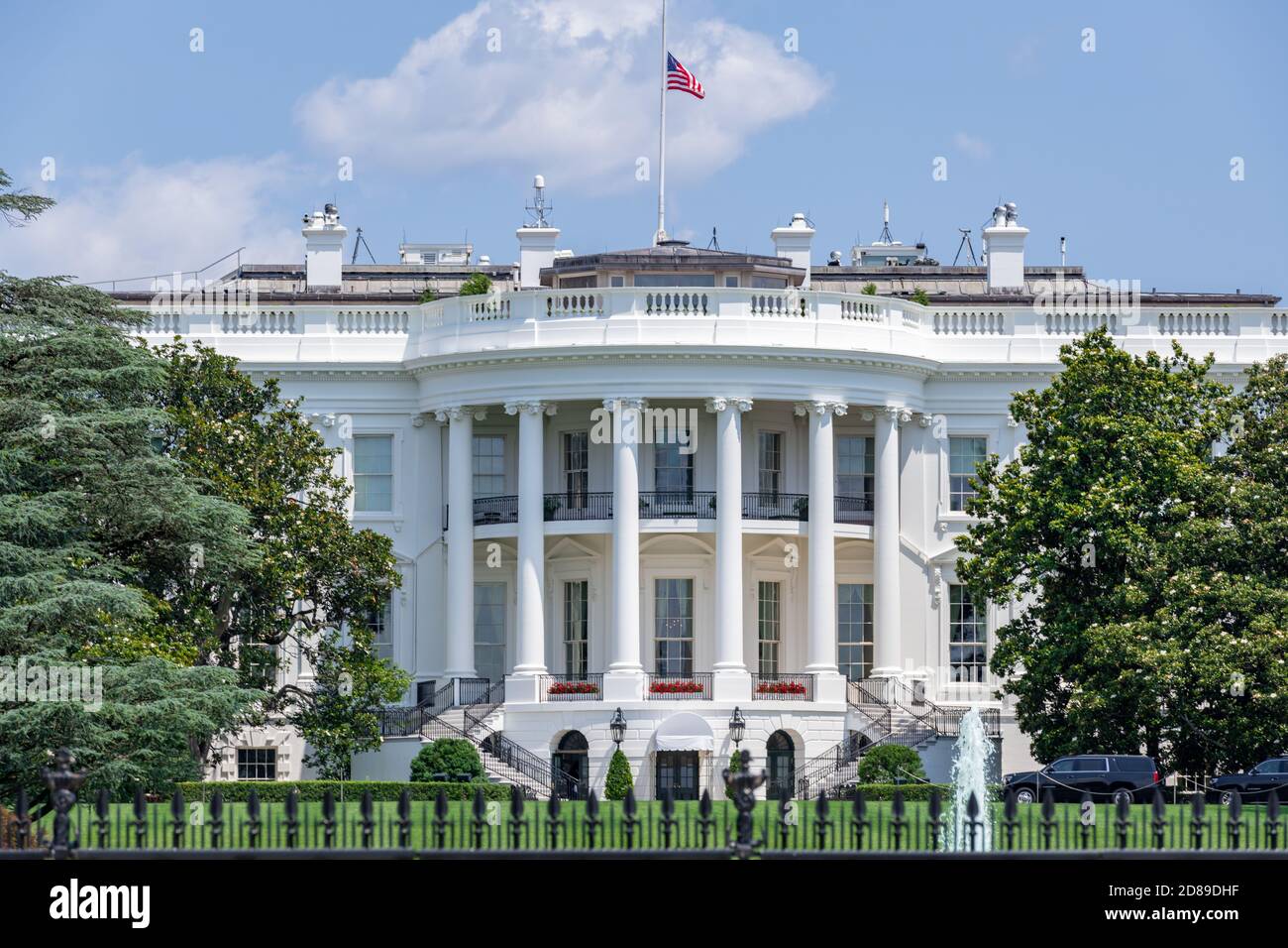 La facciata meridionale della Casa Bianca neoclassica di James Hoban, con il suo portico semicircolare rivolto verso l'Ellisse e il Prato Sud. Foto Stock