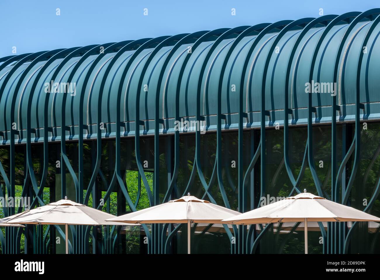 Le tende solari triangolari contrastano con le curvi opere d'arte deco del Pavilion Café presso la National Gallery of Art Sculpture Garden, Washington DC Foto Stock