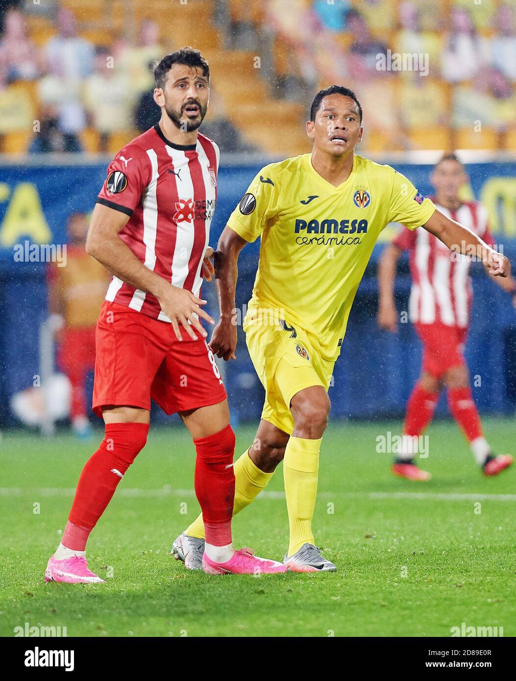 Carlos Bacca di Villarreal CF e Caner Osmanpasa di Sivasspor durante la UEFA Europa League, Group Stage, Gruppo i partita di calcio tra Villarreal C. Foto Stock