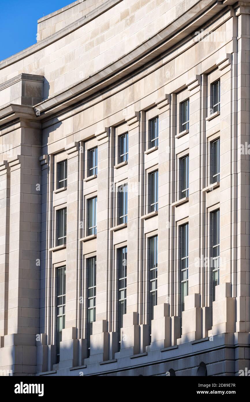 Il sole nel tardo pomeriggio illumina la quattordicesima facciata della strada del Ronald Reagan Building e dell'International Trade Center di Washington DC. Foto Stock