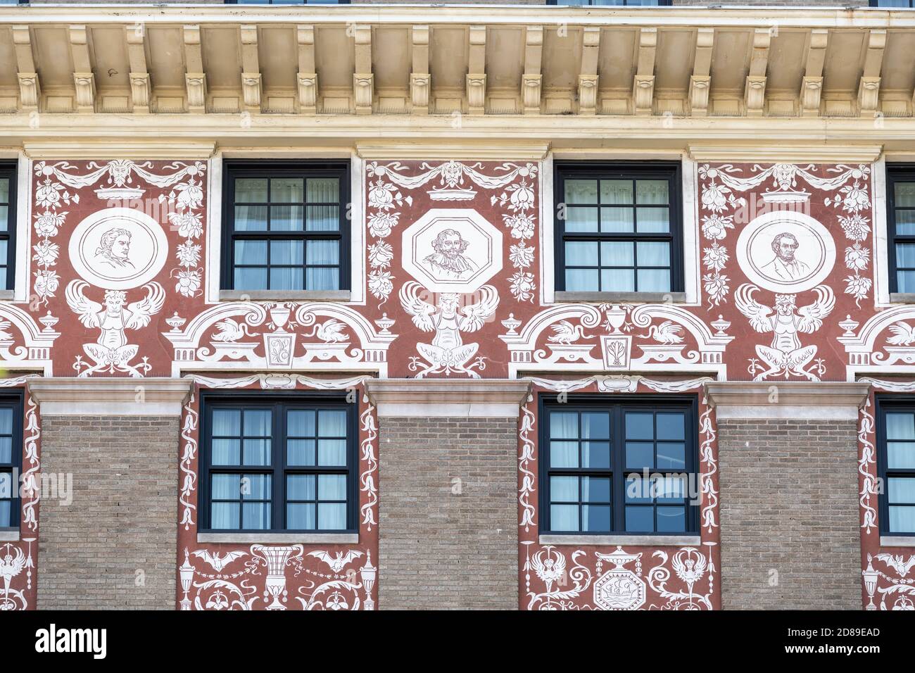 Decorazioni decorate con sgraffiti color crema su sfondo marrone rossastro La facciata dell'Hotel Washington sulla 15th Street NW in Washington DC Foto Stock