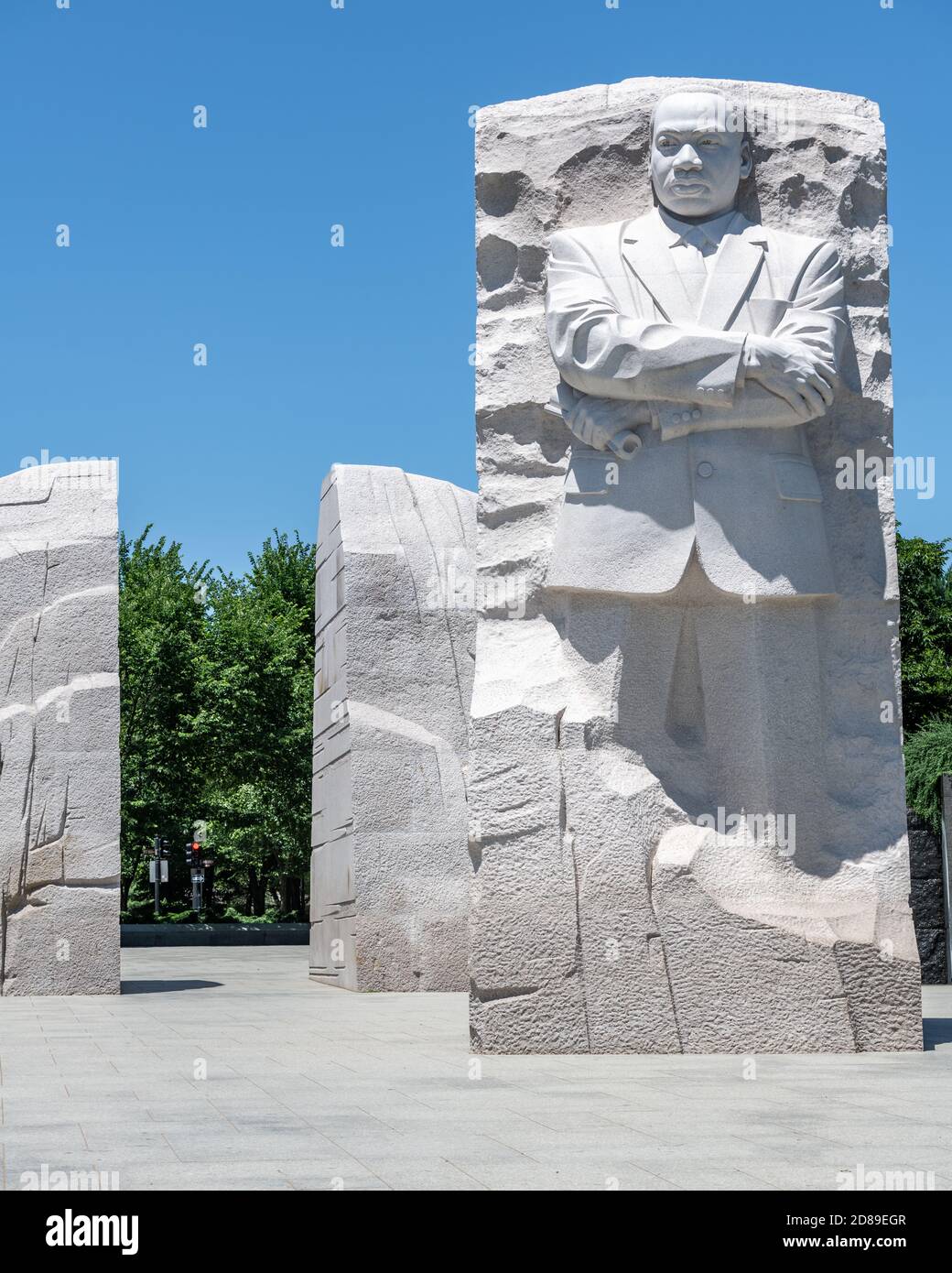 Con le braccia ripiegate, la statua di Lei Yixin di granito di 9 metri di pietra della speranza di Martin Luther King, Jr. Si affaccia sul bacino del Tidal dal West Potomac Park Foto Stock