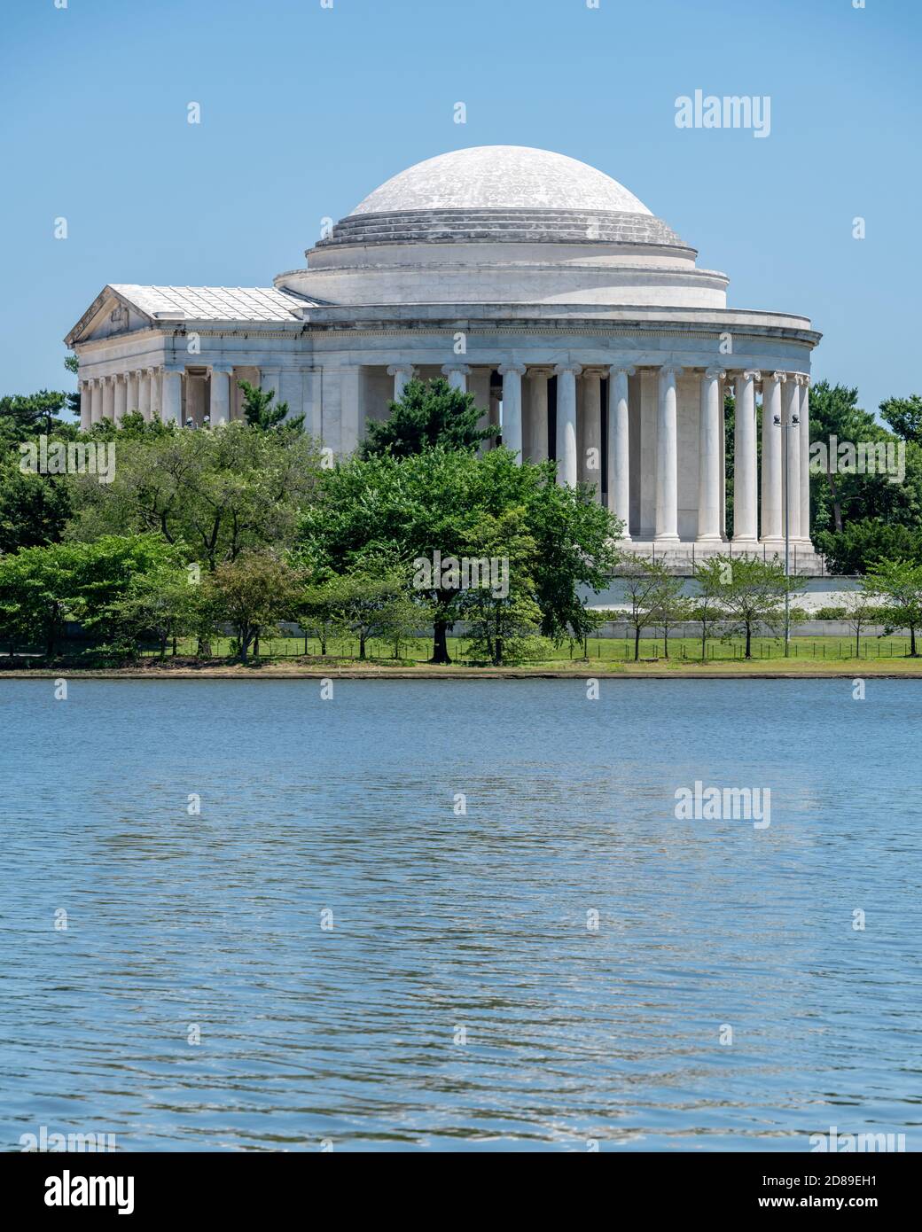 Il pantheon in marmo bianco del Jefferson Memorial sulle rive del bacino del Potomac Tidal a Washington DC Foto Stock