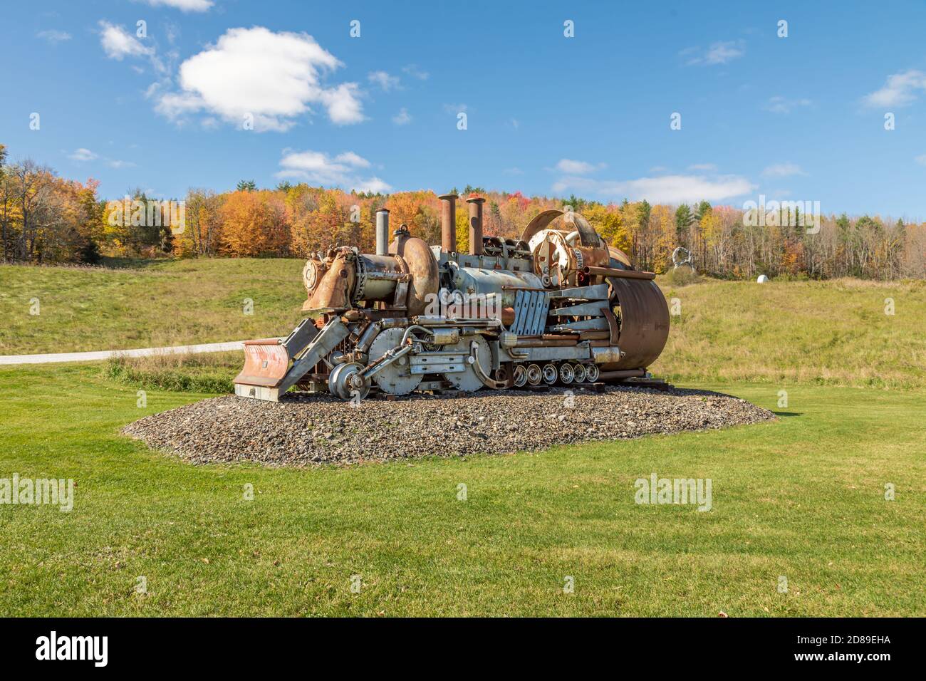 Locomotiva a vapore di dimensioni complete fatta di spazzatura da Guohua Xu in Rutland Occidentale, Vermont Foto Stock