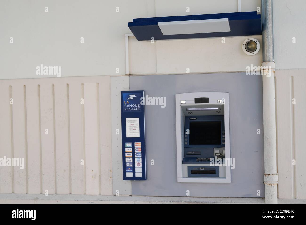 Bordeaux , Aquitaine / France - 10 20 2020 : la Banque postale ATM dettaglio su posta francese con cartellonistica Foto Stock
