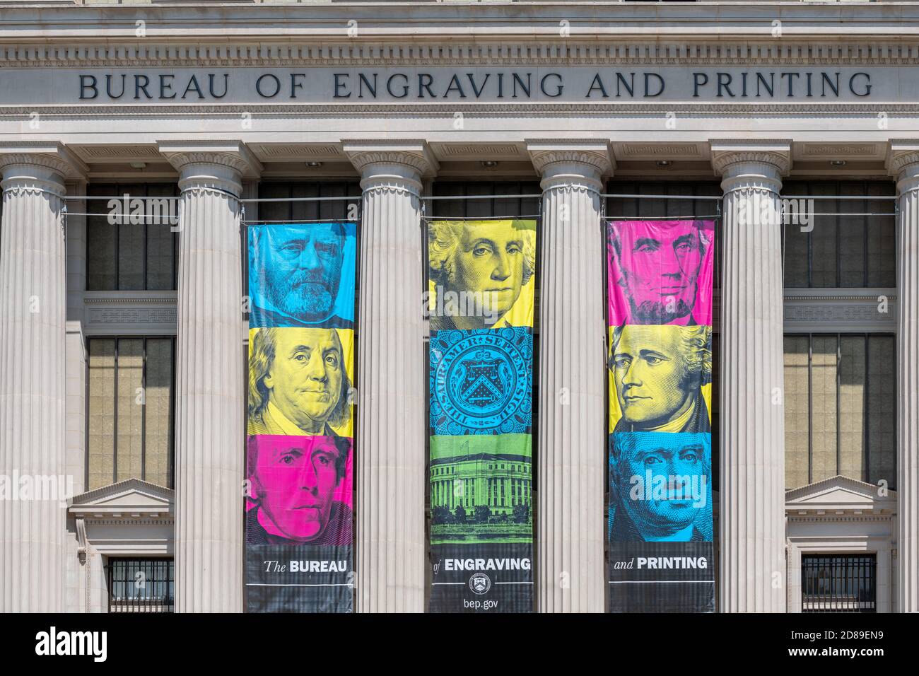 Striscioni colorati appendono dall'ingresso della 15th Street SW Il neoclassico US Bureau of Engraving and Printing edificio in Washington DC Foto Stock