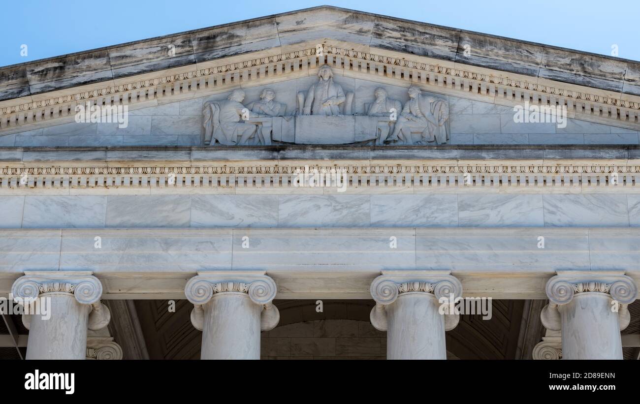 La scultura di Adolph Alexander Weinman del 'Comitato dei cinque' si riempie Il frontone neoclassico del Jefferson Memorial a Potomac Ovest Parcheggio Foto Stock