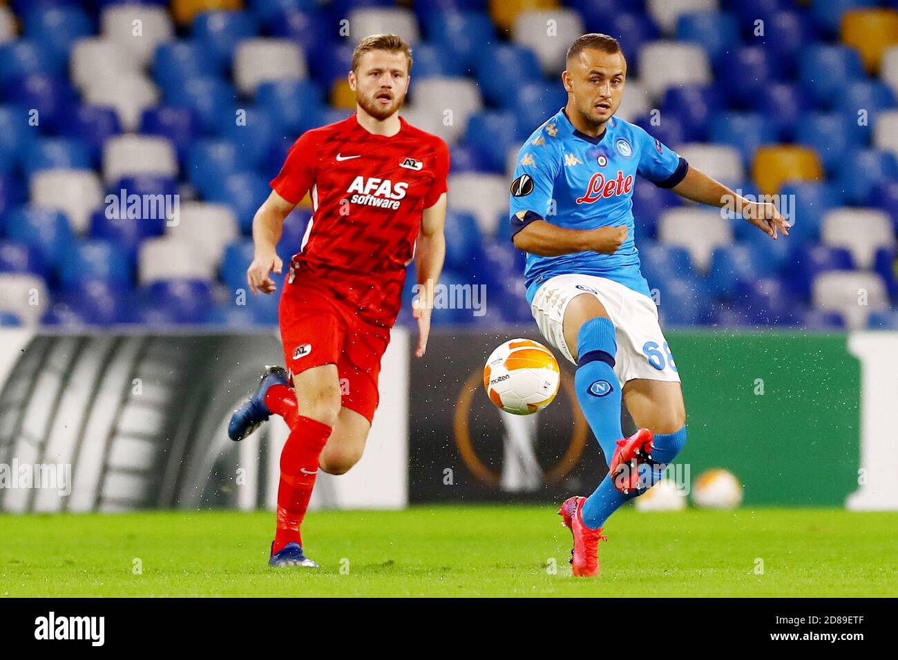 Stanislav Lobotka di Napoli e Fredrik Midtsjo di AZ durante la UEFA Europa League, Group Stage, Gruppo F partita di calcio tra SSC Napoli e AZ A C. Foto Stock