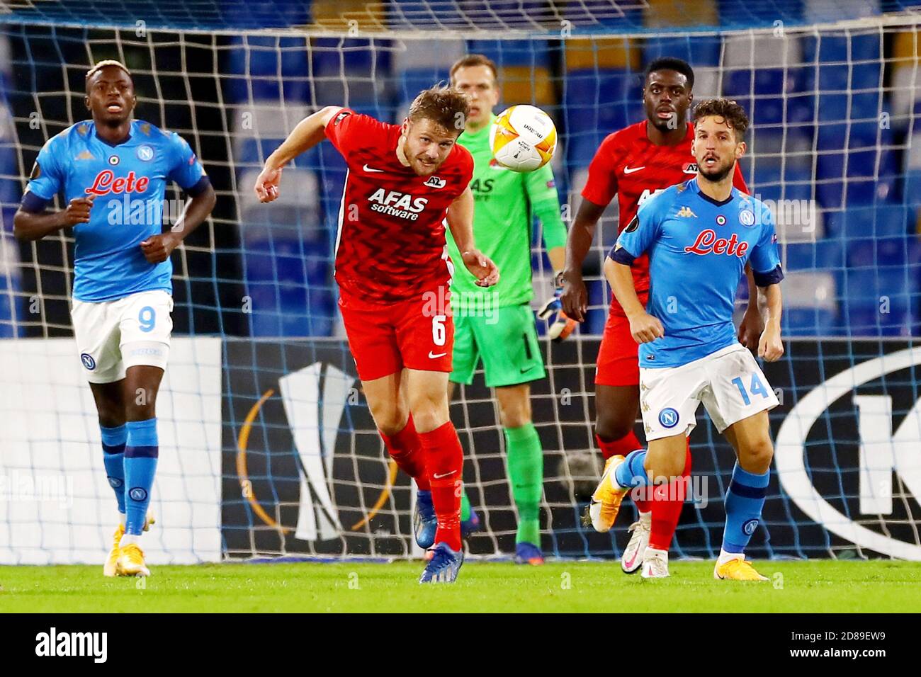 Fredrik Midtsjo dell'AZ, Dries Mertens di Napoli durante la UEFA Europa League, Group Stage, partita di calcio del Gruppo F tra SSC Napoli e AZ Alkmaar C. Foto Stock