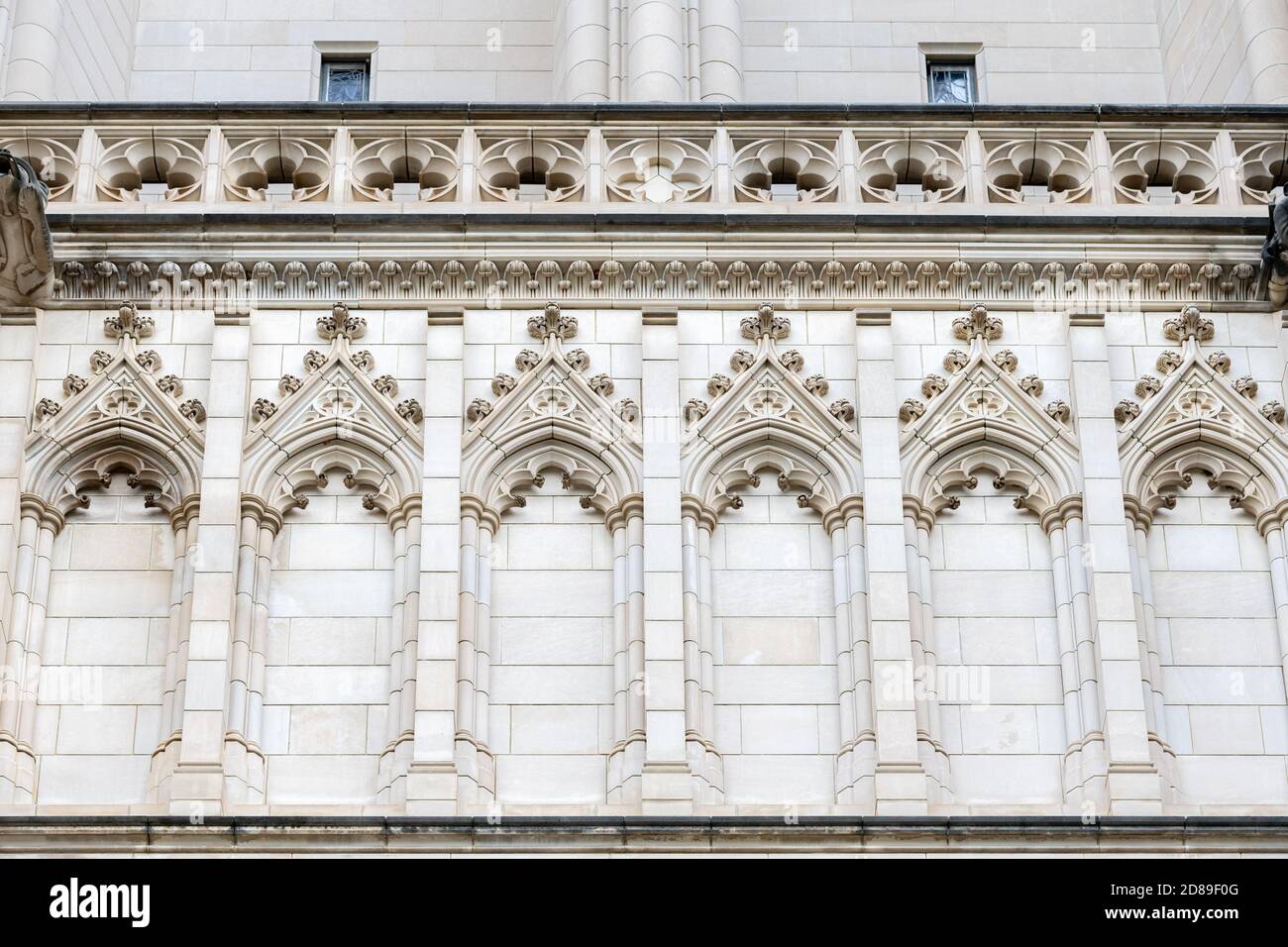 La delicata lavorazione gotica in pietra adorna la façade della Cattedrale Nazionale di Washington Foto Stock