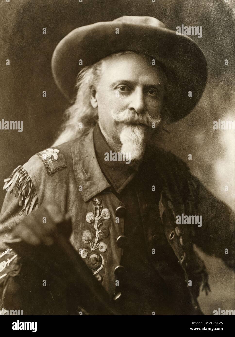 William F (Buffalo Bill) Cody, responsabile del Wild West Show. Ritratto di Buffalo Bill in buckskin con perle cucite dei nativi americani, c1909. Foto Stock