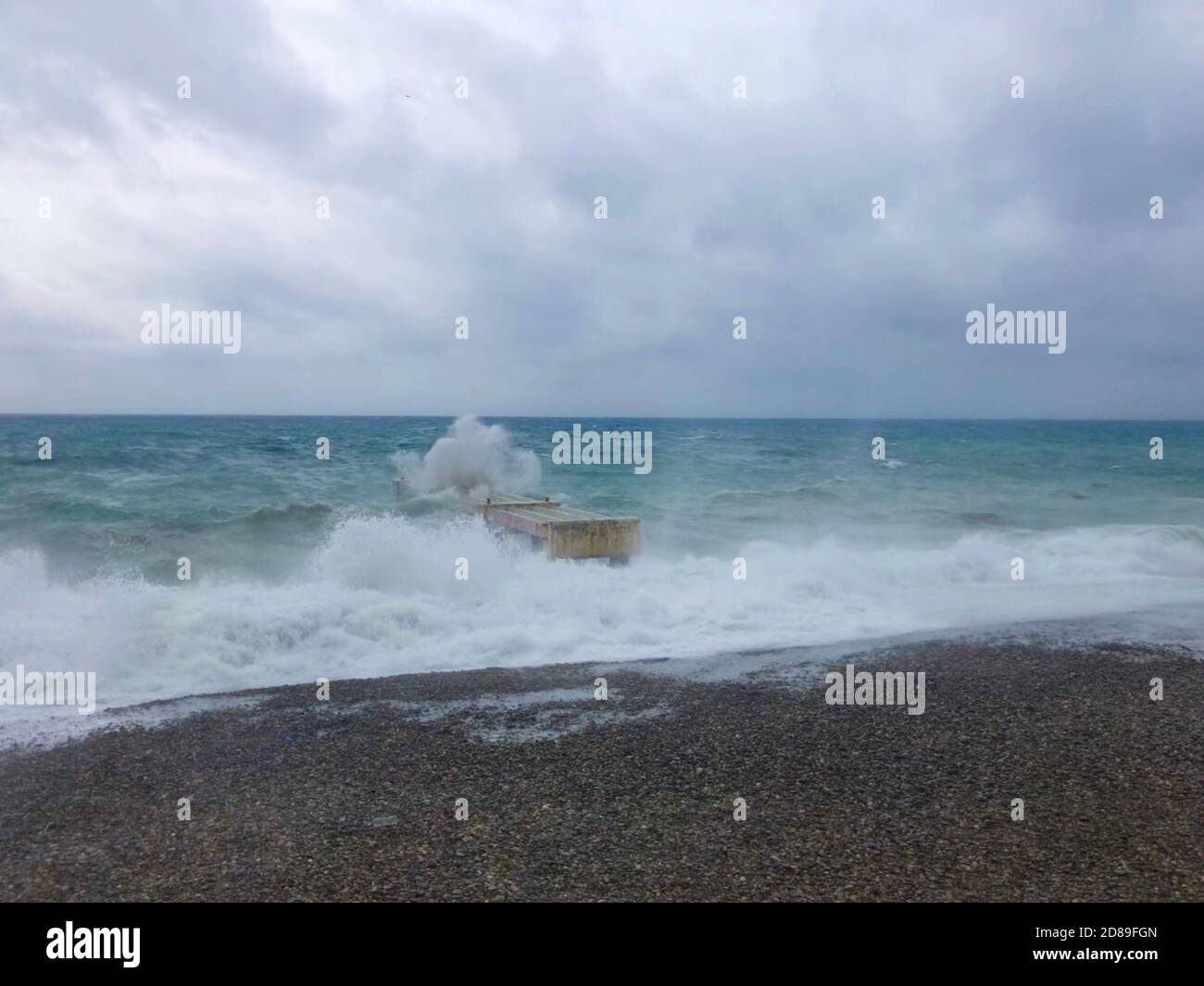 Onde che si infrangono su un pontile arrugginito, Nizza, Alpi Marittime, Francia Foto Stock