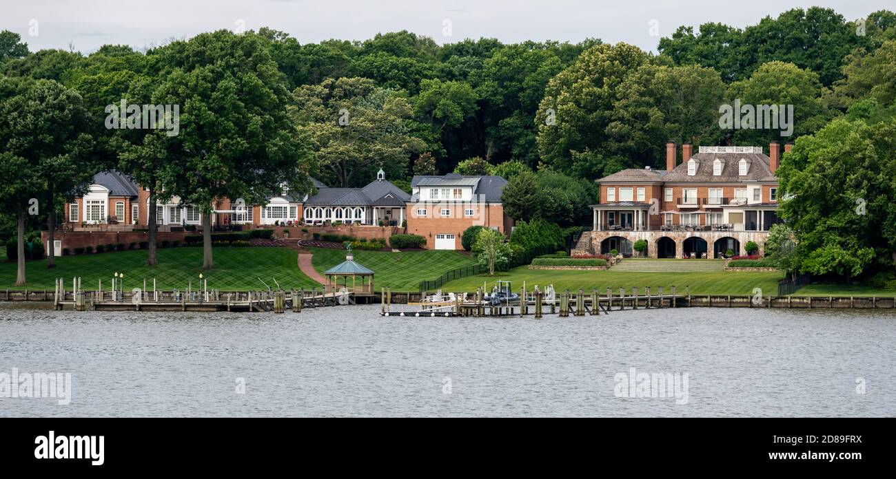 I grandi palazzi sul lungomare si affacciano sul fiume Potomac a Fort Hunt in Virginia, USA Foto Stock