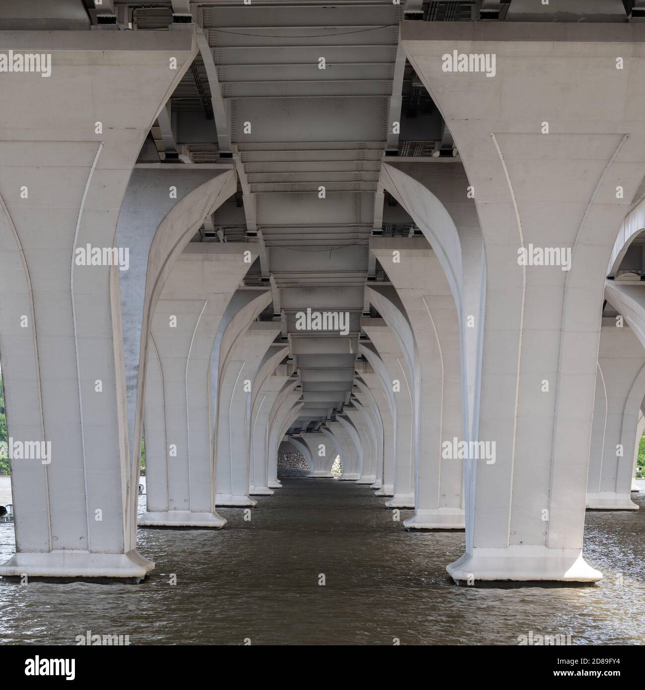 Il Woodrow Wilson Memorial Bridge, che attraversa il fiume Potomac, è un doppio ponte a bastculo che si apre come un ponte levatoio per consentire un grande traffico marino. Foto Stock