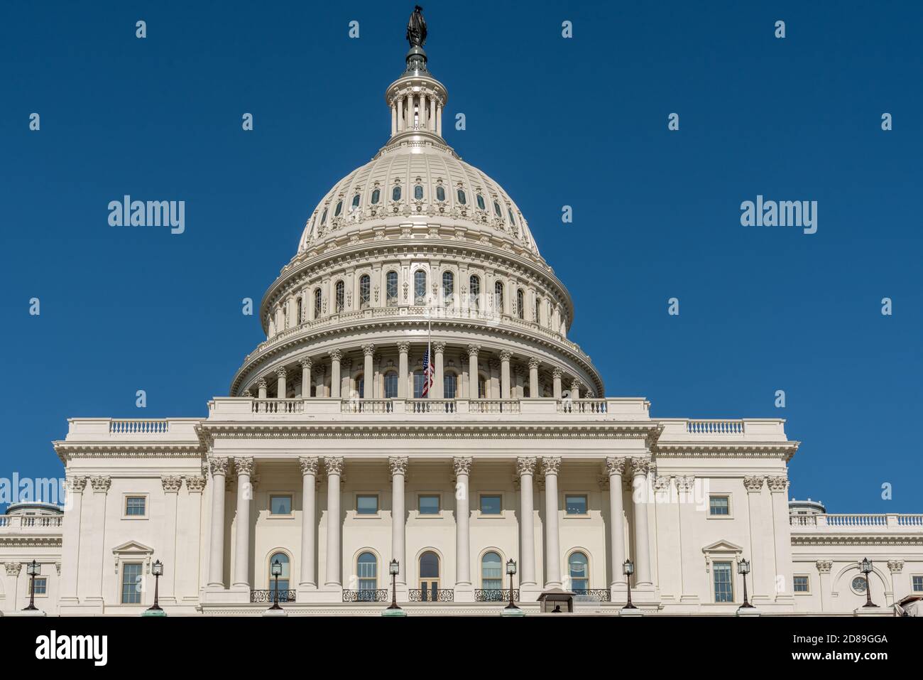 La magnifica cupola in ghisa di Thomas U. Walter del Campidoglio degli Stati Uniti sorge 288' sopra Capitol Hill a Washington DC Foto Stock