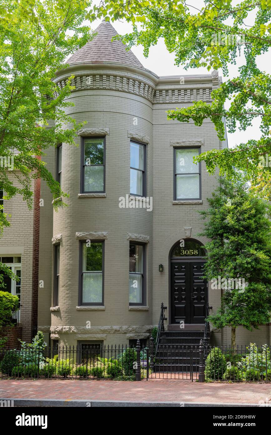Una grandiosa casa a tre piani con tetto a cono piastrellato al 3058 30th Street, NW a Georgetown, Washington, DC. Foto Stock
