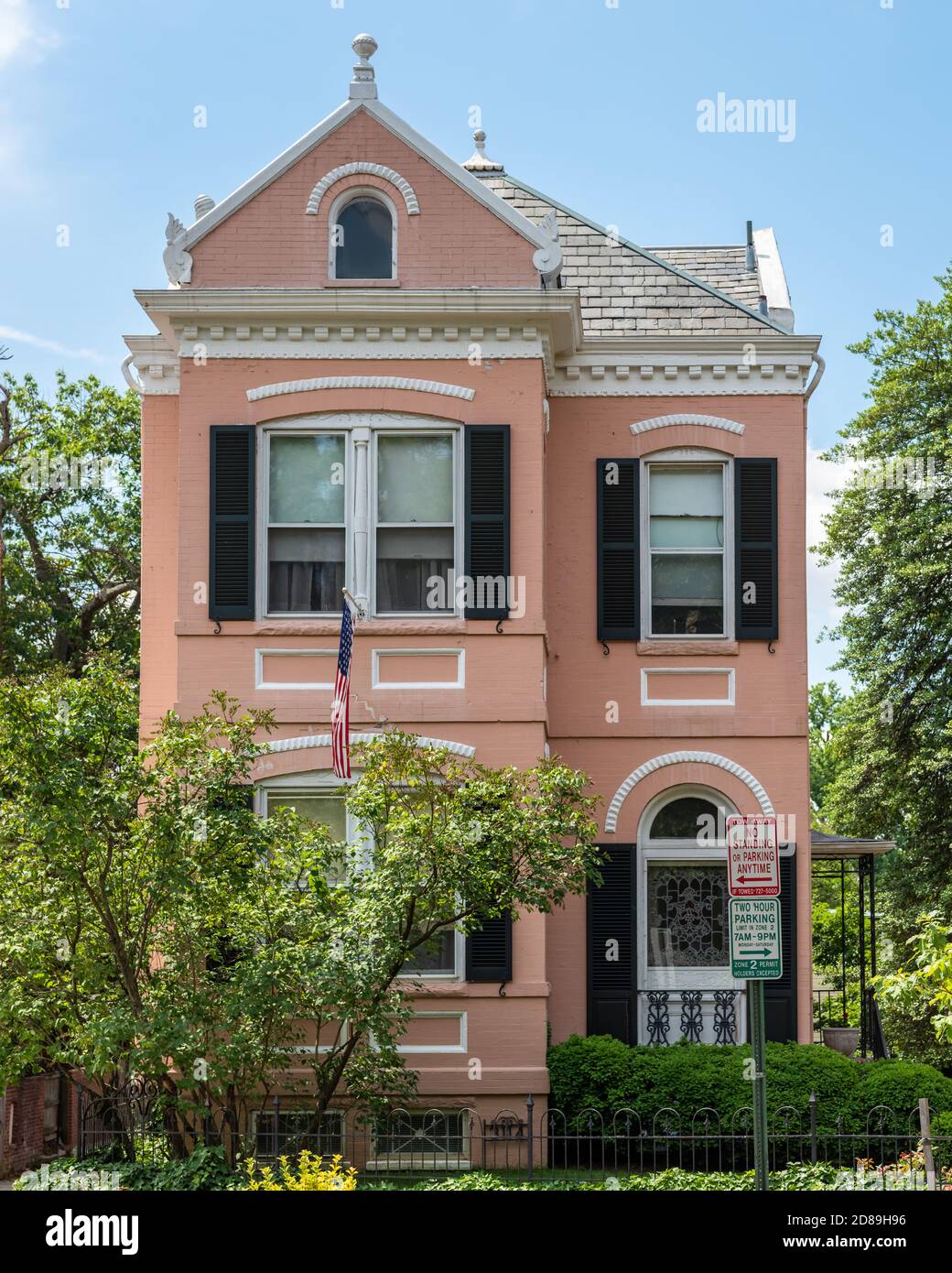 Una grande casa vittoriana in mattoni sulla R Street NW alberata a Georgetown, Washington DC Foto Stock