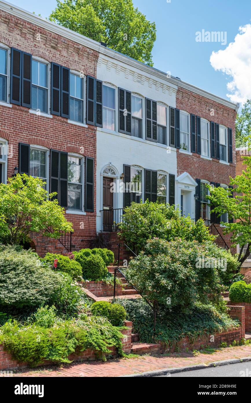 Le camere in stile federale nello storico quartiere Georgetown di Washington DC si trovano sopra lussureggianti giardini frontali. Foto Stock