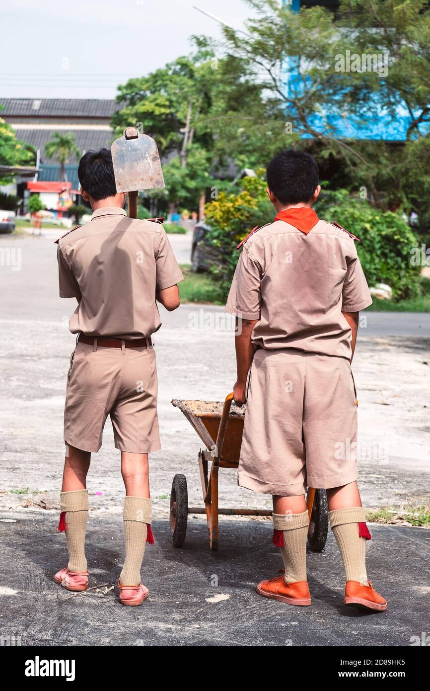 Scout studenti che lavorano in classe agricola Foto Stock