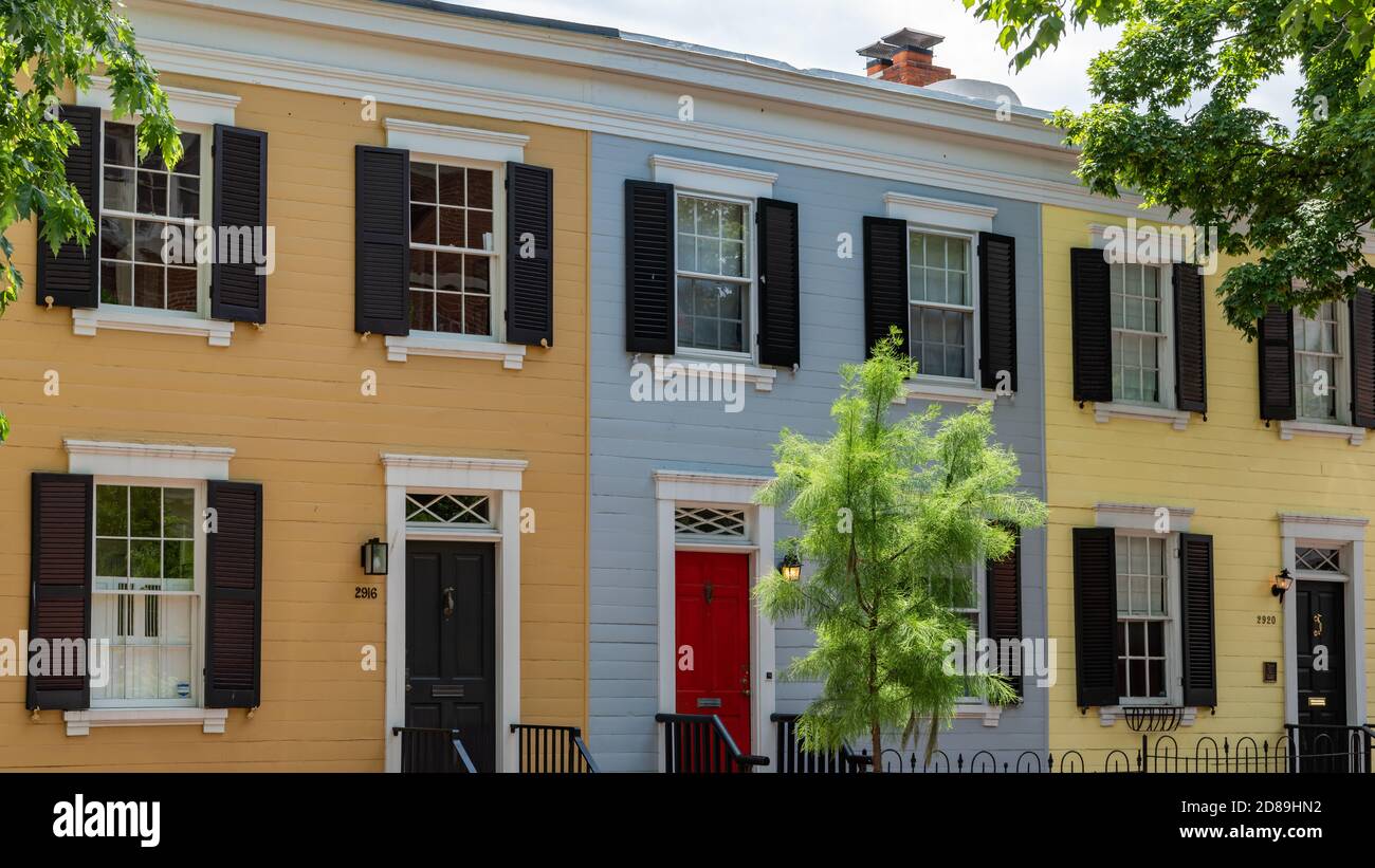 Colorata e storica linea Rowhouses 30th Street NW a Georgetown, Washington DC Foto Stock