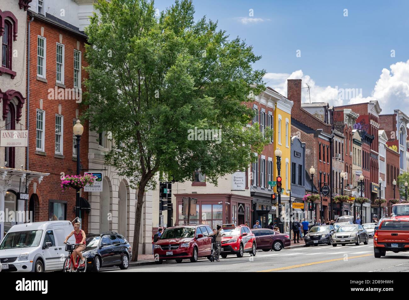 Una trafficata M Street, NW nella storica Georgetown, Washington, DC. Foto Stock