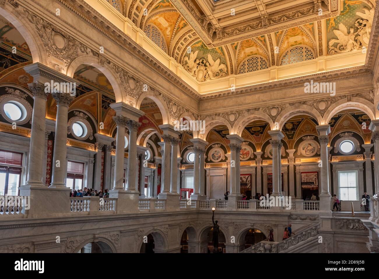 Coppie di colonne si trovano al secondo piano della Grande Sala della Biblioteca del Congresso Jefferson Building a Washington, DC. Foto Stock