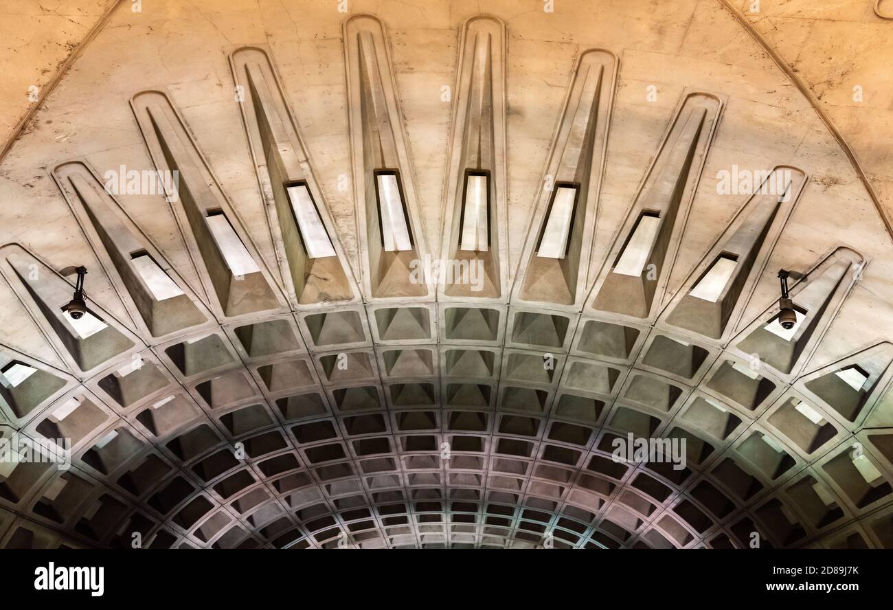L'intricato soffitto a volta di Harry Weese nella stazione della metropolitana l'Enfant Plaza, con il suo uso pesante di cemento esposto e motivi di design ripetitivi. Foto Stock