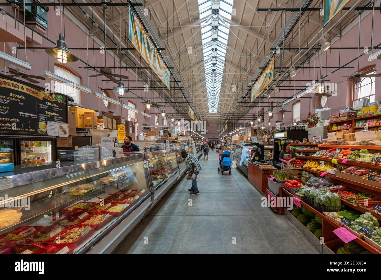 Una vista lungo la South Hall of Eastern Market sulla Seventh St se, Washington. Progettato da Adolf Cluss a seguito di un annuncio presidenziale del 1805. Foto Stock