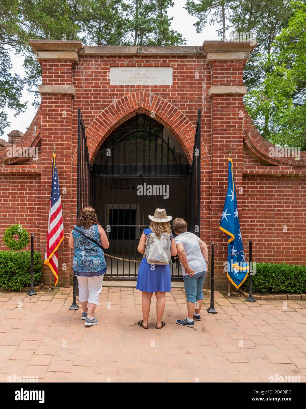 Tre donne si sono rette omaggio alla Nuova Tomba di George Washington del 1831, a sua moglie Martha e a vari membri della famiglia a Mount Vernon, Virginia. Foto Stock