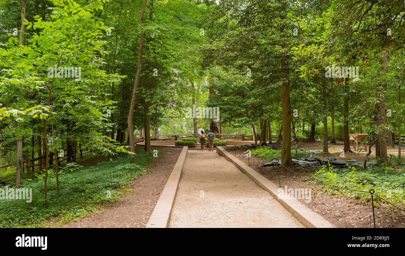 Un sentiero in ghiaia conduce al Memoriale degli schiavi del Monte Vernon del 1983, che segna il luogo in cui sono state sepolte persone libere e schiavate nei secoli 18 e 19. Foto Stock
