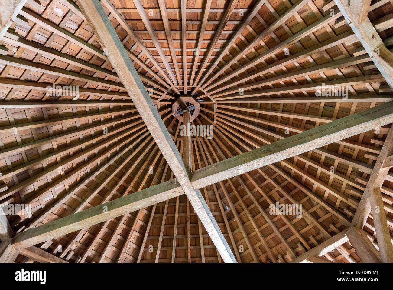 L'intricato tetto in legno della replica del fienile da 16 lati di George Washington presso la fattoria dei pionieri a Mount Vernon, Virginia Foto Stock
