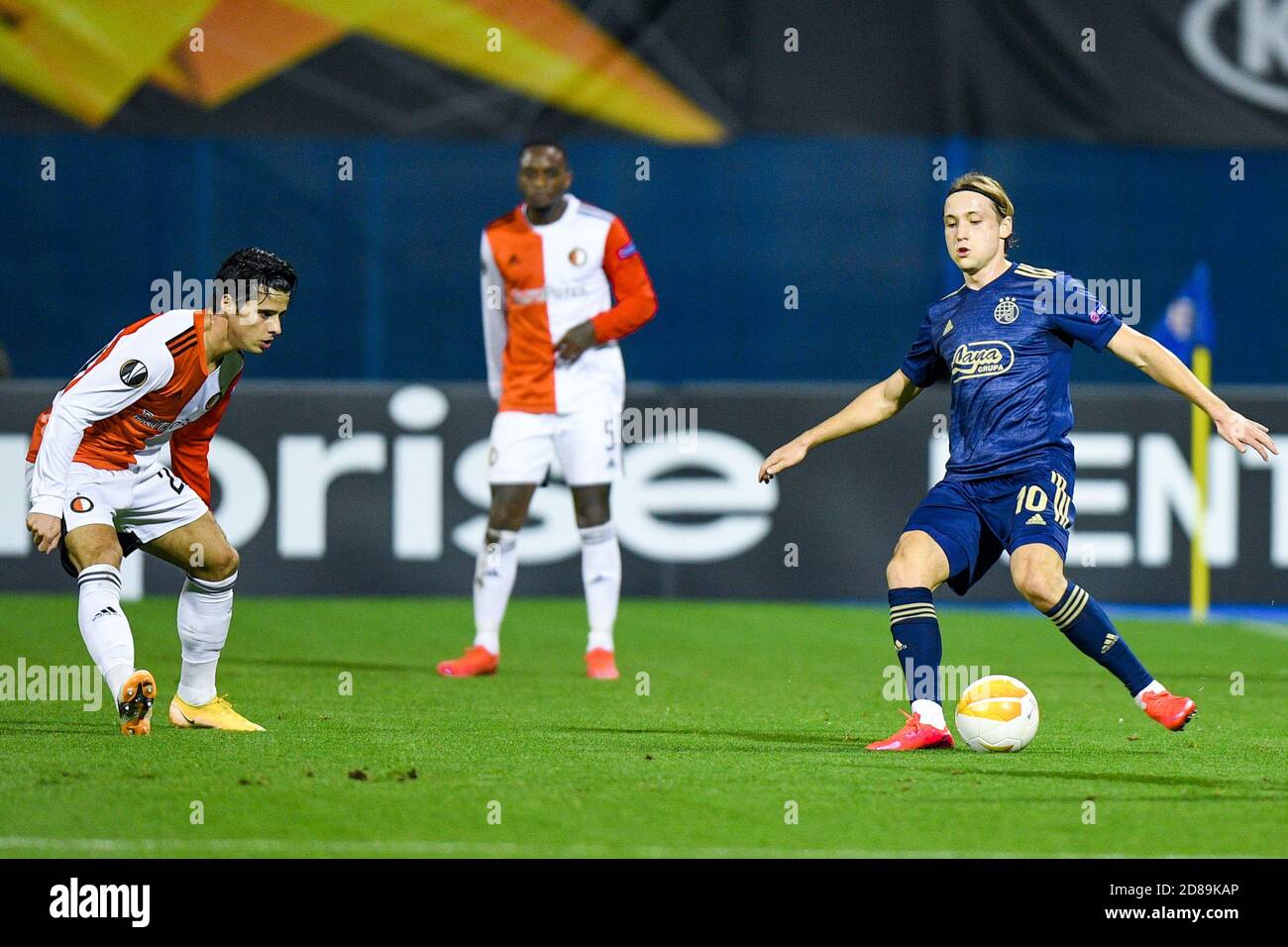 Lovro Majer di Dinamo Zagreb e Joao Teixeira di Feyenoord durante la UEFA Europa League, fase di Gruppo, partita di calcio del Gruppo K tra Dinamo Zagreb C. Foto Stock