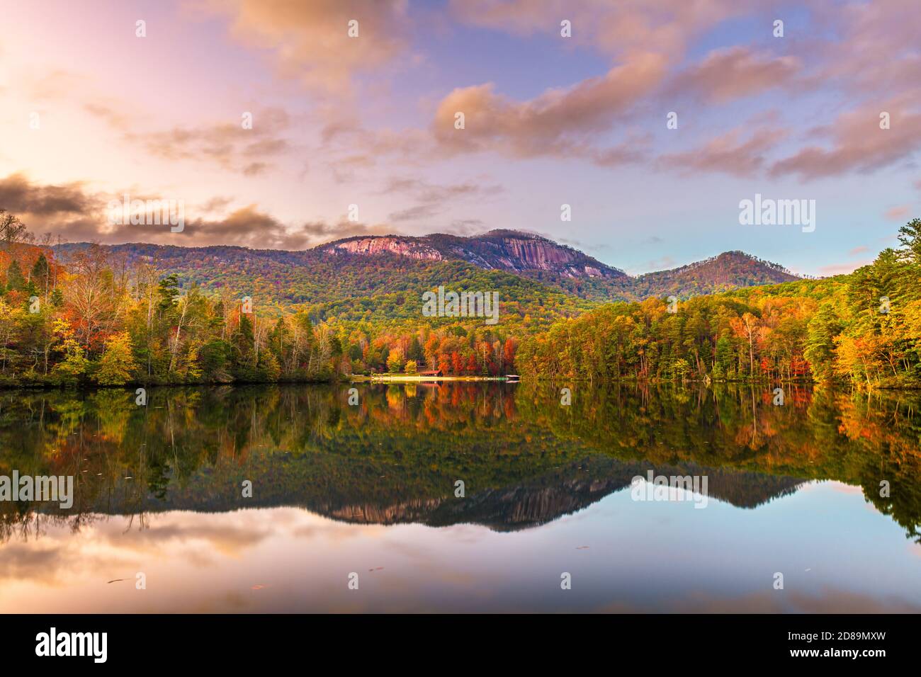 Table Rock Mountain, Pickens, South Carolina, USA vista lago in autunno al tramonto. Foto Stock