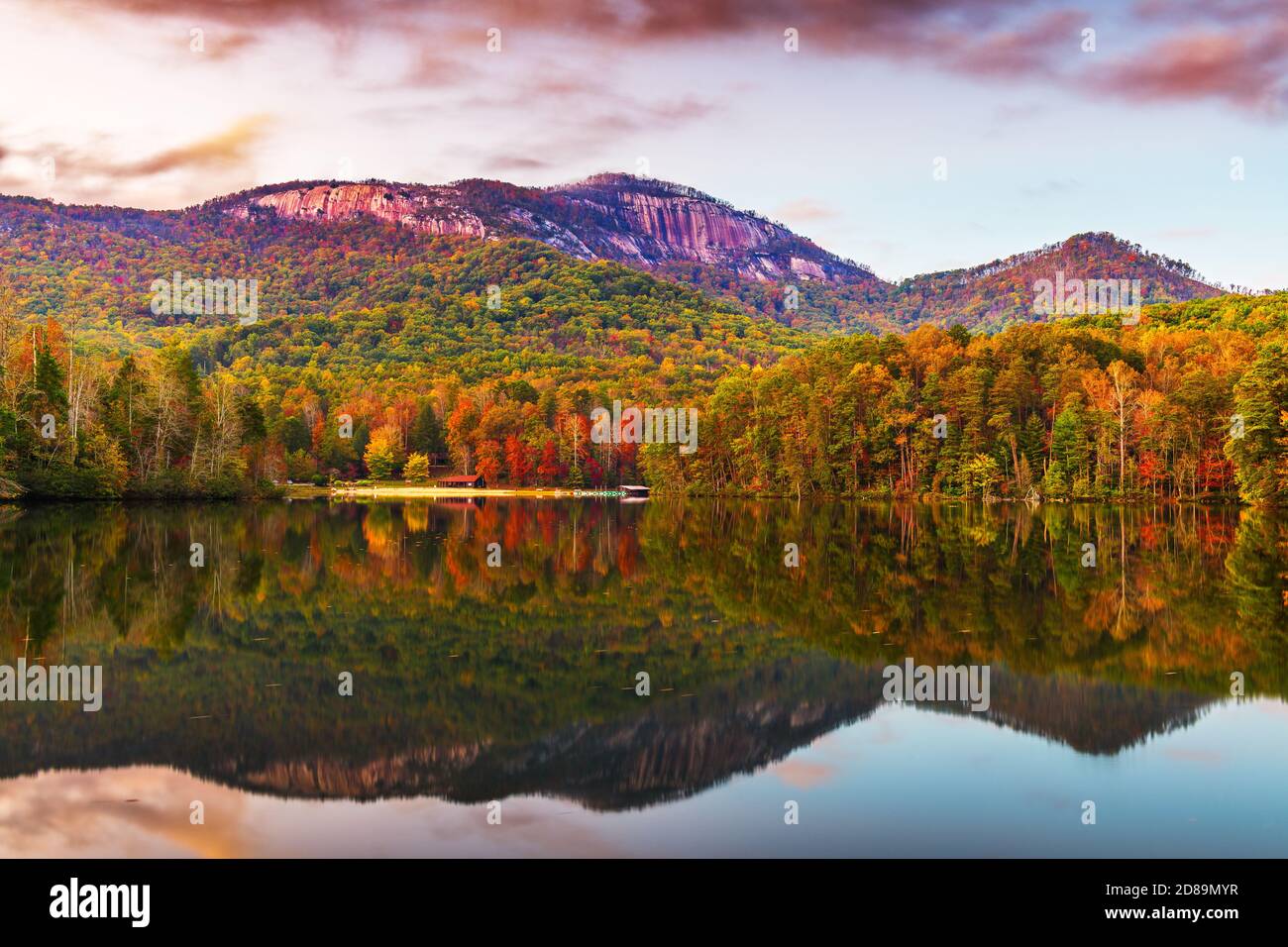 Table Rock Mountain, Pickens, South Carolina, USA vista lago in autunno al tramonto. Foto Stock