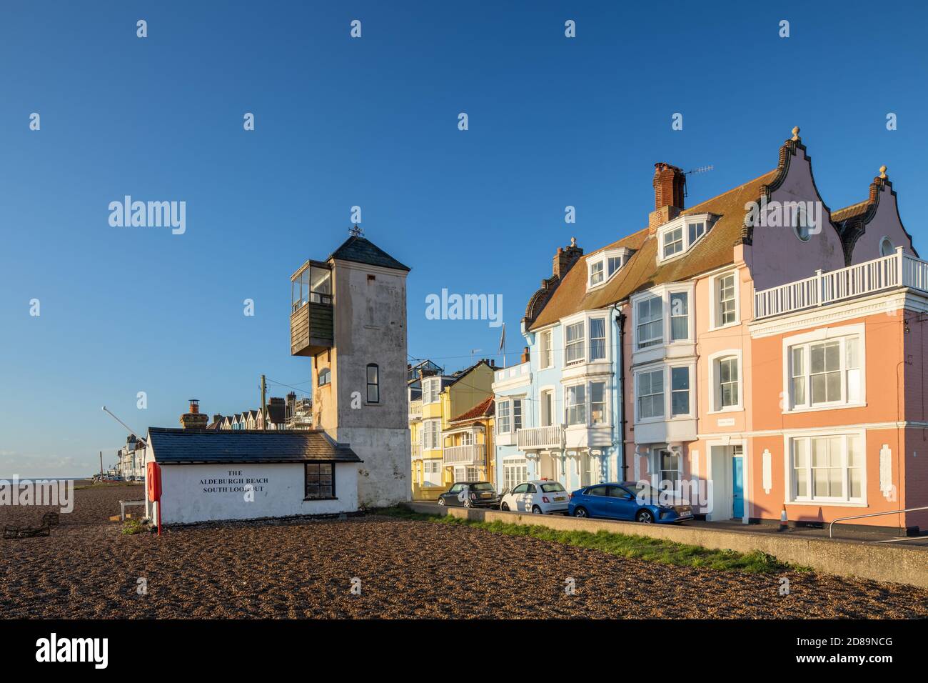 Case colorate sulla spiaggia di Aldeburgh a Suffolk, Inghilterra, Regno Unito Foto Stock