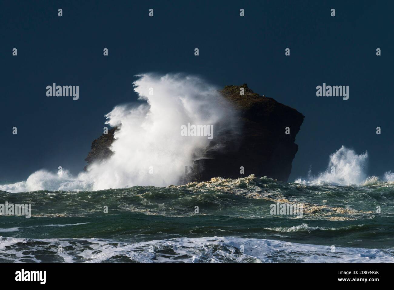 Porteath, Cornovaglia, Regno Unito. 28 ottobre 2020. Regno Unito Meteo. Le enormi onde tempestose scatenate dai resti dell'uragano Epsilon sconfinano contro un'isola al largo della spiaggia di Porteath in Cornovaglia in una giornata di forti venti raffinate e nuvole oscure minacciose durante le vacanze scolastiche a metà mandato. Picture Credit: Graham Hunt/Alamy Live News Foto Stock