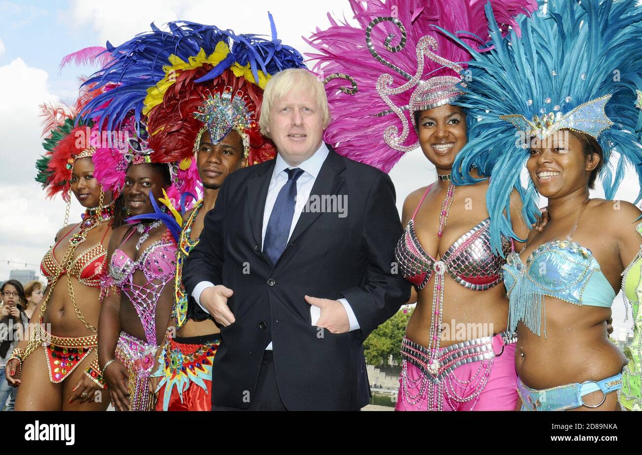 Boris Johnson ha incontrato i Carnivalists di Notting Hill della Genesis mas band, Potters Field Park, Londra. REGNO UNITO Foto Stock