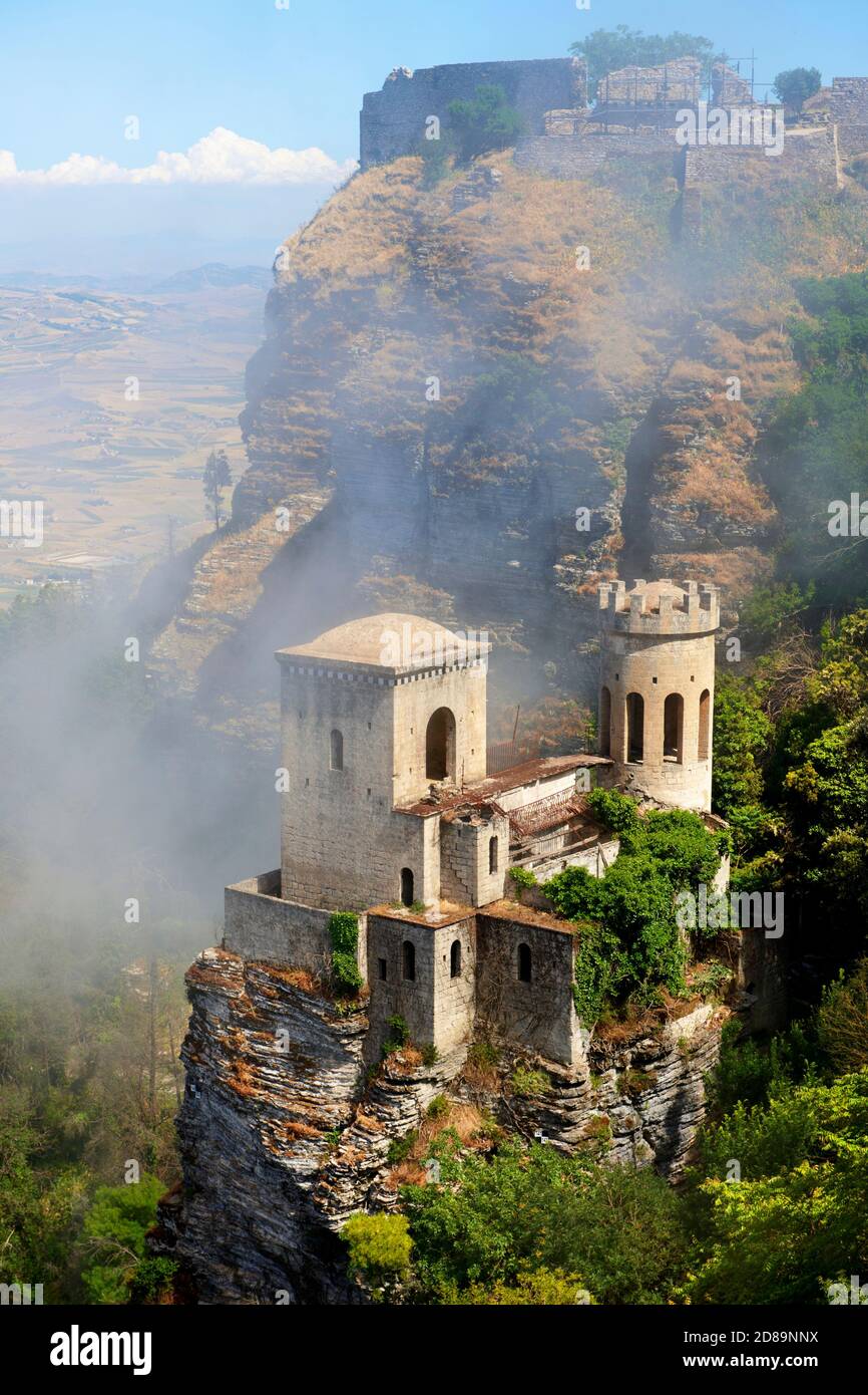 Vista della piccola Torretta Pepoli Erice, che si affaccia attraverso le nuvole fino al mare sottostante Foto Stock